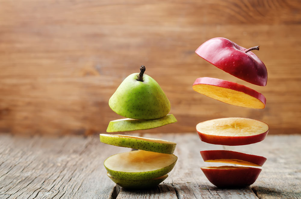 Der Vergleich von einem Apfel und einer Birne als Symbolbild für Benchmarking