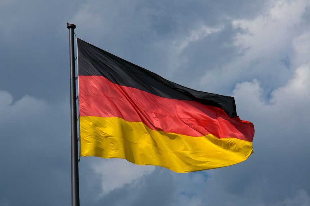 Deutschlandflagge vor Gewitterwolken die Datenschutzgrundverordnung in Deustchland