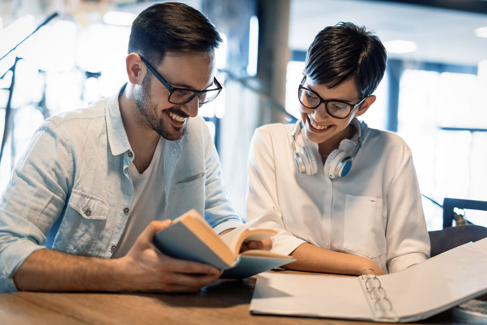 Kollegen unterhalten sich über die Digitalisierung