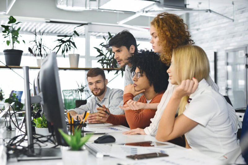 Ein Team von Fachkräften dass gerade potentielle Innovationen bewertet Ein Team von Fachkräften dass gerade potentielle Innovationen bewertet