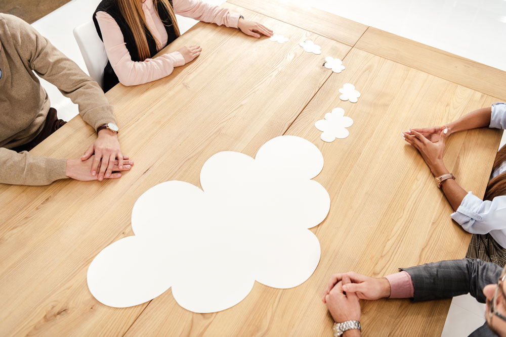 Wolke auf einem Tisch als Symbolbild für Cloud Computing