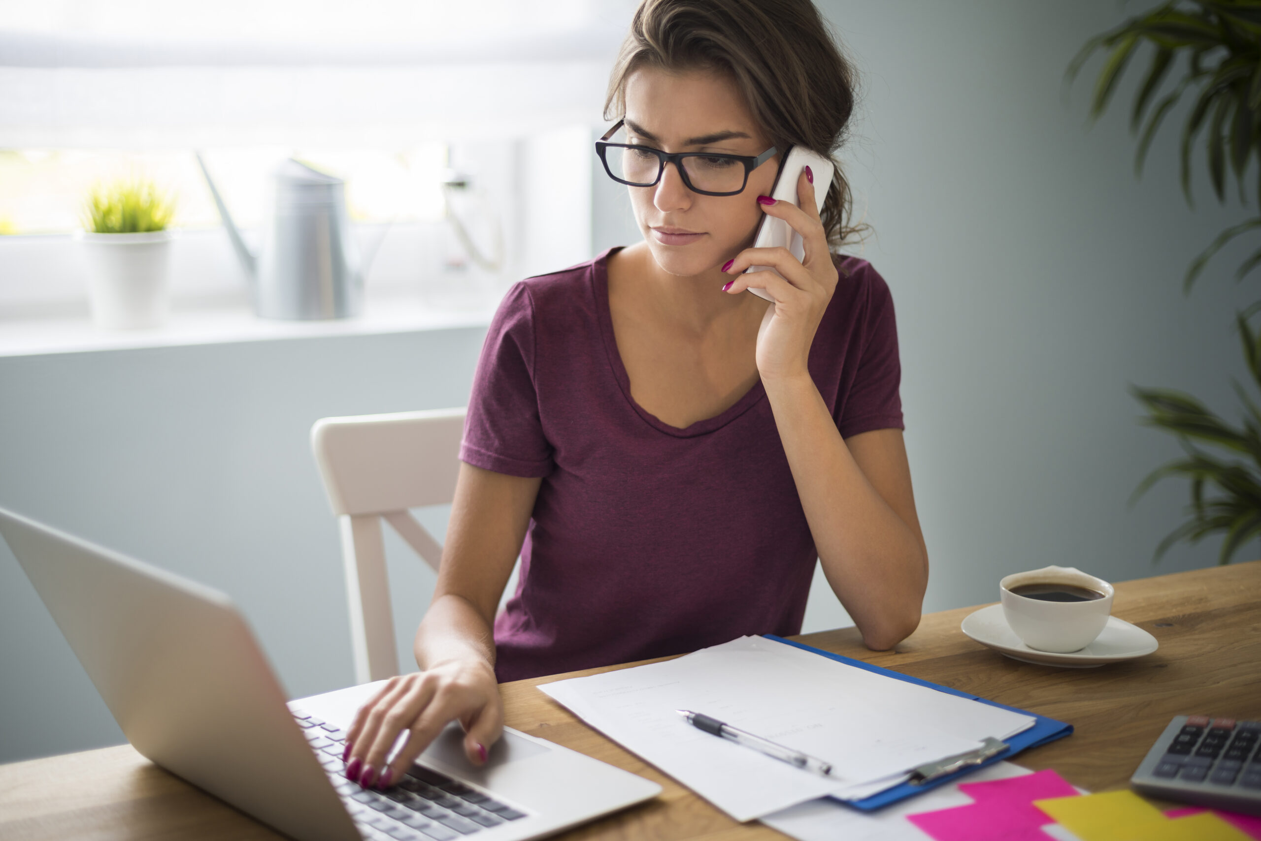 Mitarbeiterin arbeitet im Home Office